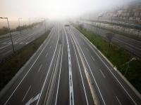 شوارع خالية من الأشخاص والسيارات بسبب ما تسبب به فيروس كورونا 