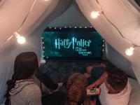 إقامة عشاء مميز وليلة سينمائية في المنزل: مشاهدة "أودري هيبورن" و"جريجوري بيك" يقعان في الحب في فيلم " Roman Holiday" بالتأكيد سيشعل الحميمية والدفء لسهرتكما، ولا مانع من صحن سباغيتي مع كرات اللحم وكأنك تتواجد في أحد المطاعم الإيطالية.