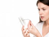 علاج تساقط الشعر: التعرض اليومي للعوامل البيئية المختلفة كالهواء وأشعة الشمس والرطوبة يضعف من قوة الشعر ويتسبب بتساقطه، نقدم لكِ وسيلةً سهلةً لحمايته من التساقط ألا وهي البابونج، يكفي أن تضعي كمية من الماء المغلي على حفنة من أزهار البابونج، اتركيها مغطاة مدة 20 دقيقة ثم قومي بتصفيتها واتركيها لتبرد قليلاً