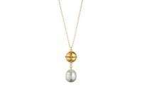 Halleh: عقد من الذهب الأصفر عيار 18 مرصع باللؤلؤ والزمرد.