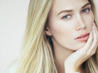 تغيير لون الشعر: كثيراً ما نرغب بتغيير لون شعرنا لكن نخاف من تأثير الصبغات الكيميائية عليه، توجد حلول بديلة لذلك باستخدام المواد الطبيعية ويعد البابونج من أفضلها.