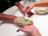 1- الأفوكادو: اهرسي ثمرة من الأفوكادو ثمّ أضيفي إليها القليل من زيت الزيتون، وطبّقي الخليط على يديكِ لمدّة عشر دقائق، ثمّ اغسليهما بالماء الدافئ، يُعالج هذا الماسك احمرار بشرة اليدين وتهيجها.