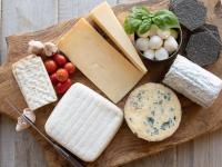 1- منتجات الألبان: يعد الجبن الصلب أكثر هذه المنتجات فاعلية، فيما يتعلق بمنحك شعوراً بالاسترخاء، بسبب احتوائه على كميةٍ كبيرة من الكالسيوم. وستزيد هذه الفاعلية كثيراً إذا ما تناولت بعض الرقائق مع هذا النوع من الجبن، نظراً لأن الكربوهيدرات تعزز من تأثيره المهدئ.