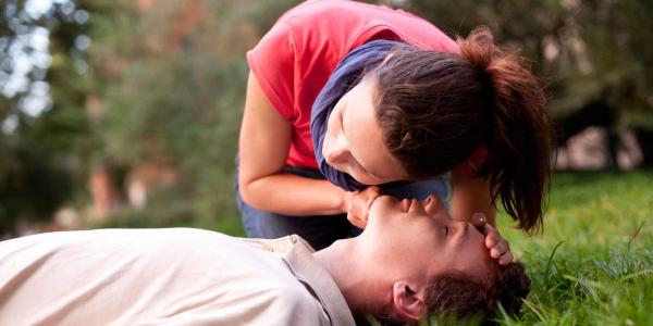 كيف تتصرفرين في حالات بلع اللسان؟