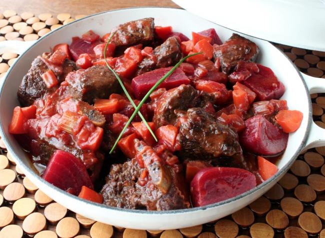 يخنة شمندر بكرات اللحم 