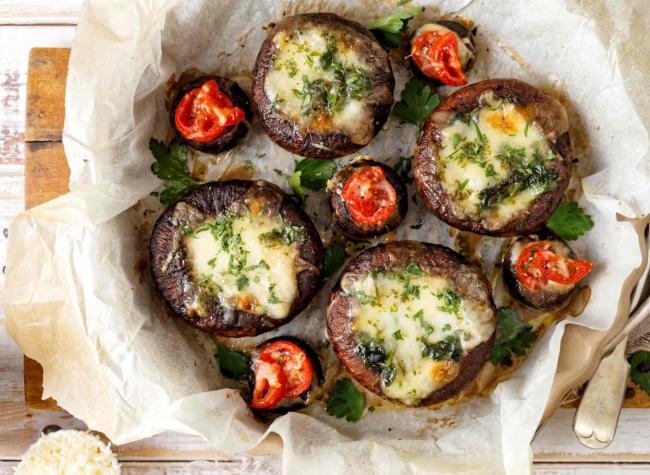 طبق خالٍ من اللحوم: فطر محشي بالسبانخ