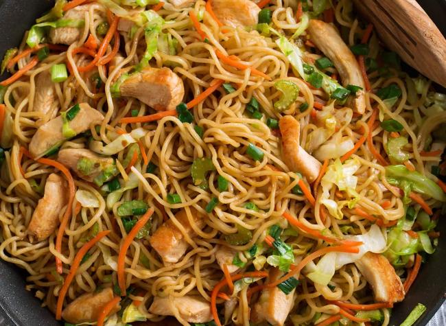 دجاج صيني مع النودلز