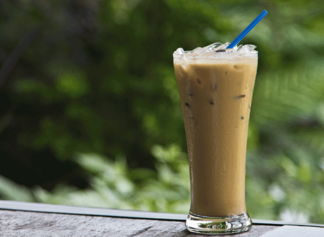 لاتيه حليب اللوز البارد