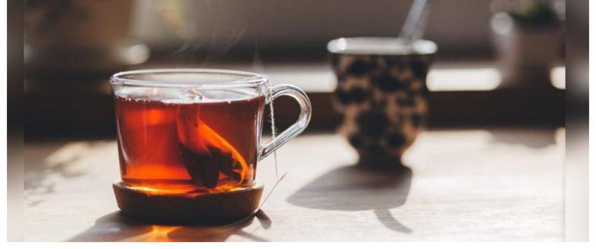 أكياس الشاي في الكأس