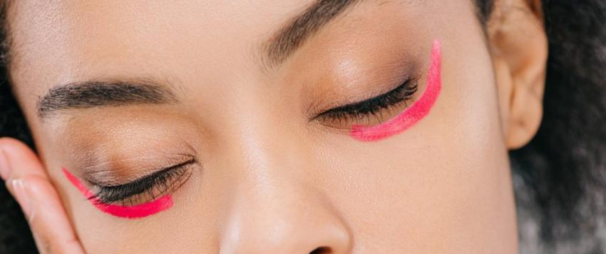 أحمر شفاه تحت العينين