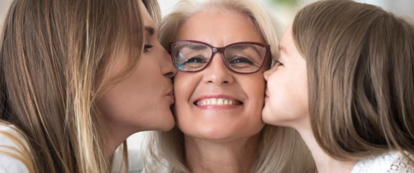 إنه عند حديثك مع صديق أو معالج أو شخص تثق به عن أمك، فإن ذلك سيساعدك على معرفة ما تشعر به ولماذا