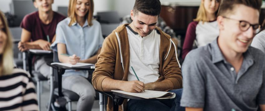 يمكن أن يمثل الانتقال من نظام اليوم المدرسي إلى جو الكلية الأكثر استرخاءً تحديا للشباب