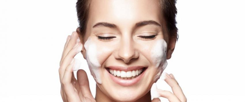 استخدام المرطب قد يساعد على تعويض ما فُقد من زيوت بشرتك الطبيعية