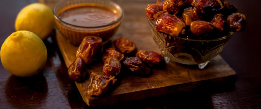  قناع التمر وماء الورد لحماية البشرة