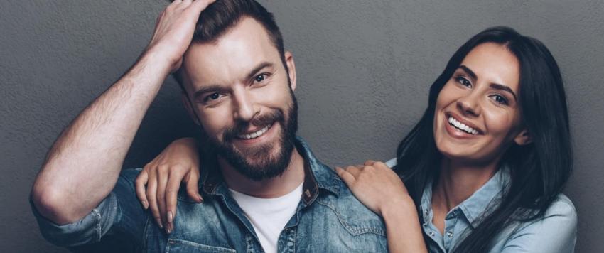 تخشى النساء اللواتي يرتدين النظارات أن ذلك يقلل من جاذبيتهن وجمالهن