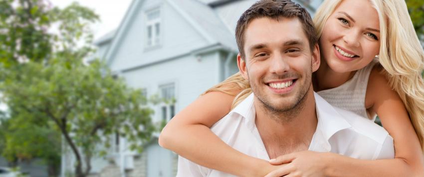 .زوجة سعيدة تحتضن زوجها