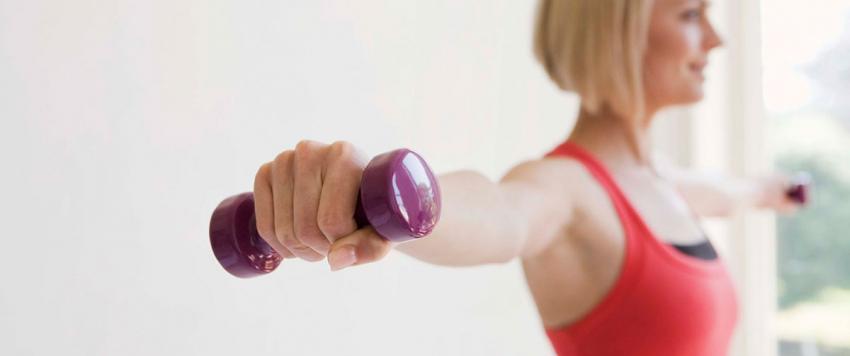 عند ترهلها.. إليكِ 6 تمارين بسيطة لشد ذراعيكِ!