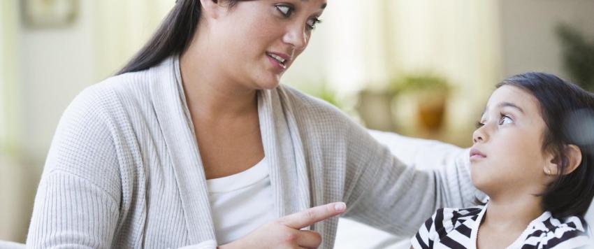 كيف تؤثر التربية القاسية على مخ طفلك؟