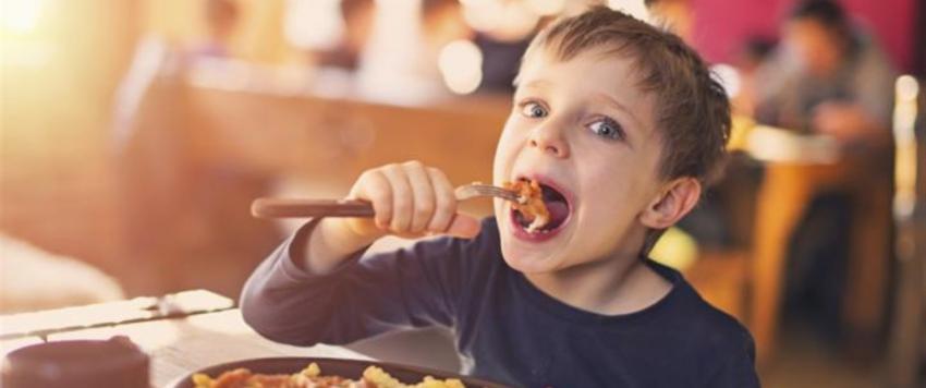 طفل يأكل