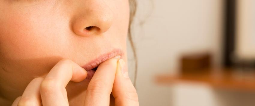 قضم الاظافر 