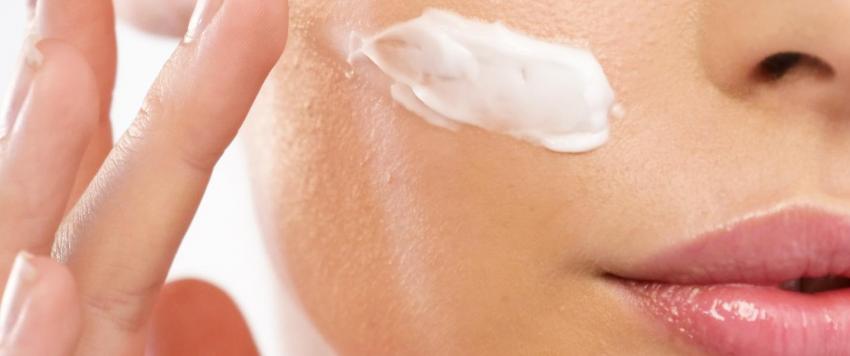 كيف أحدد نوع بشرتي: دهنية أم جافة أم مختلطة؟