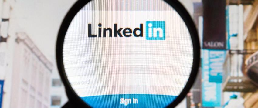 كيف أزيد فرصي في الحصول على العمل عبر موقع لينكد ان