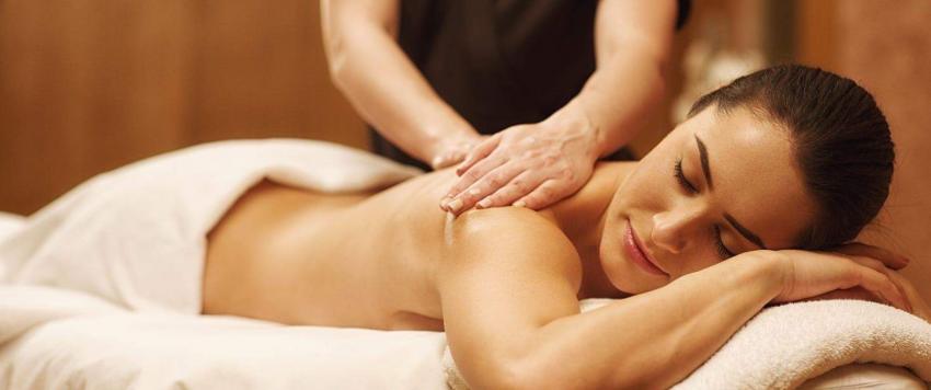 يعد مساج الحجر الساخن الأنسب لمن يعانون من آلام العضلات أو التوتر