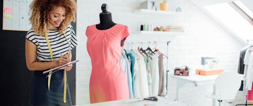 منسقة أزياء تكتب ملاحظاتها.