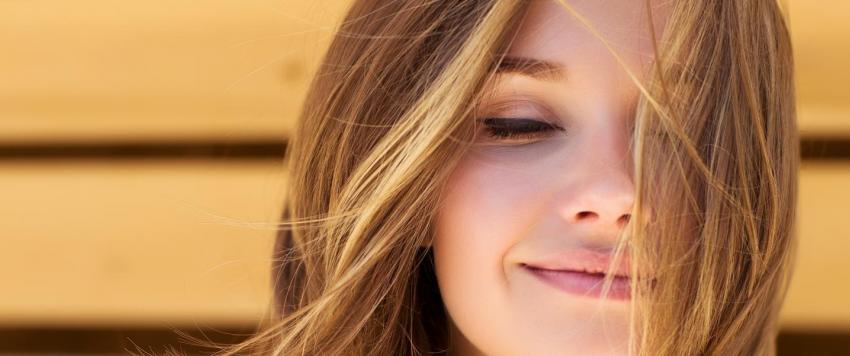 نصائح خبراء التجميل لأفضل منتجات نمو الشعر والأظافر والحواجب