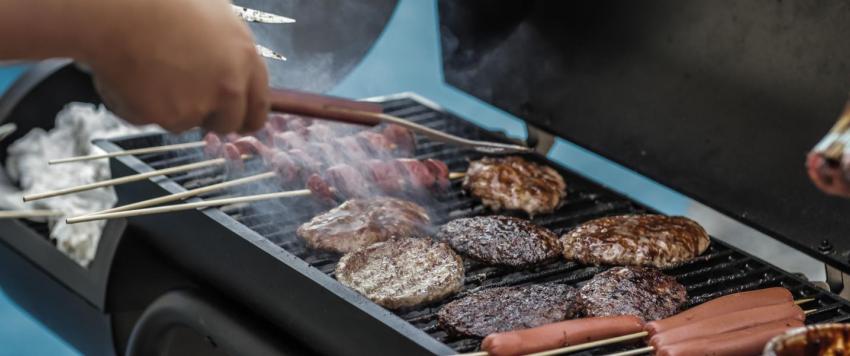 هل الشوي على الفحم يزيد من احتمالية التعرض لمواد مسرطنة؟