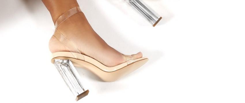 الأحذية الشفافة