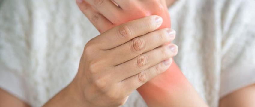 أفضل 7 أطعمة يجب تناولها إذا كنت مصابة بالتهاب المفاصل