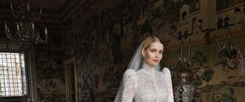 كيتي سبينسر تتألق بخمس إطلالات في حفل زفافها.. والورود العامل الأبرز