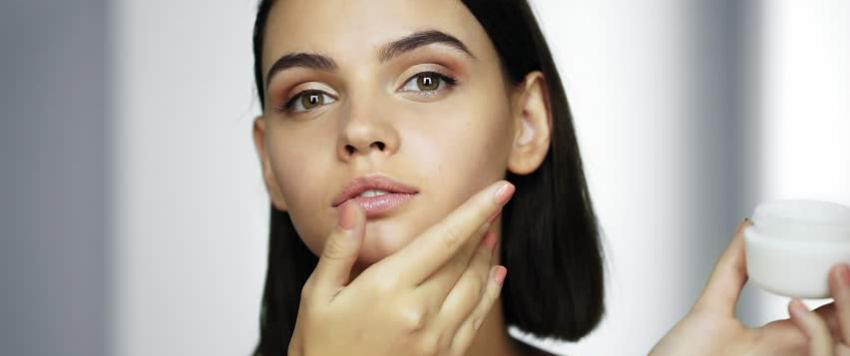 أطعمة تخلصك من إزعاج البشرة الدهنية في الصيف.. تعرفي عليها