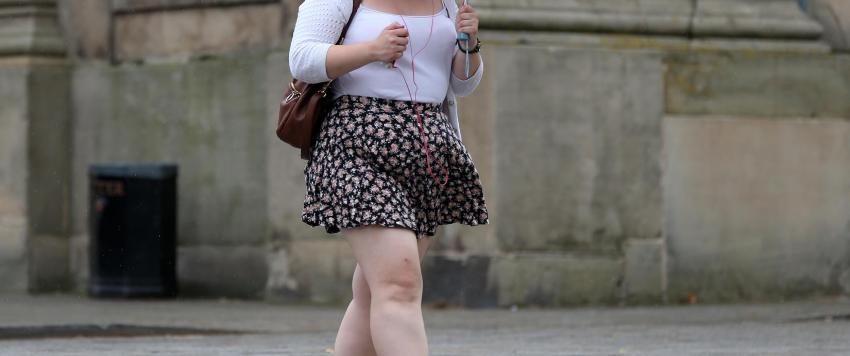 أزياء تساعدك على إخفاء  البطن الممتلئة