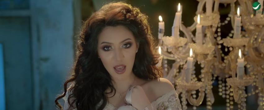 أسما لمنور ترد على اتهامها بالسرقة : الأبيض والأسود يليقان بي   