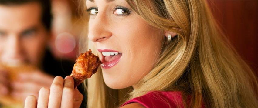 هل يمكنك تناول 12 قطعة من أجنحة الدجاج الحارة خلال أقل من 12 دقيقة؟