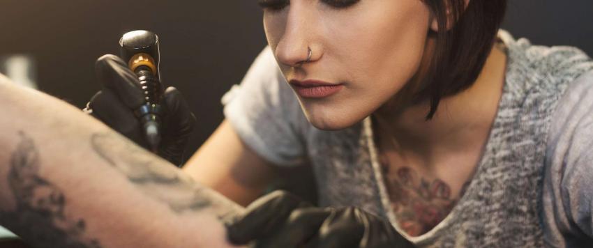 أسوأ 6 مناطق في جسدك للحصول على وشم.. الإبط الأكثر ألمًا