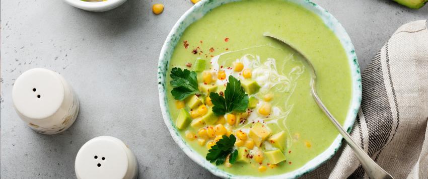 حساء الذرة مع الأفوكادو