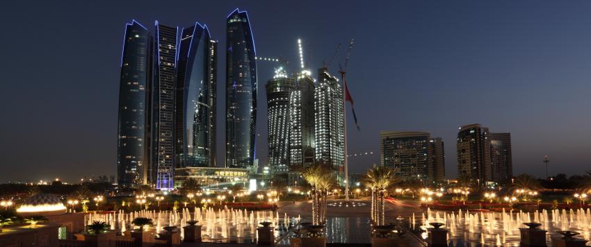 أبو ظبي وجهة عارضات الأزياء السياحية.. وأليساندرا أمبر بالحجاب والعباية!‬