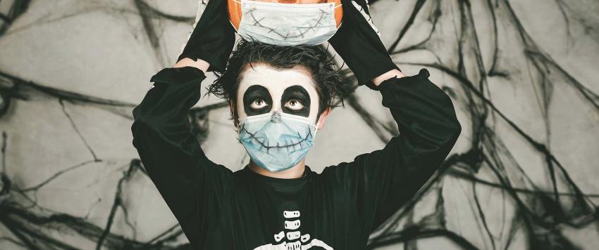 8 أفكار لارتداء أقنعة الوجه مع أزياء الهالوين