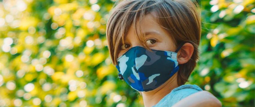 ما نوع قناع الوجه الذي يجب أن يرتديه طفلك؟ وكيف تقنعيه بارتدائه؟