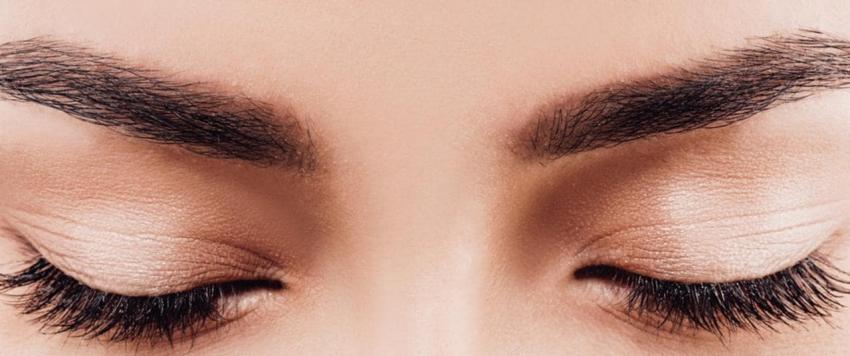 نصائح وخلطات لتكثيف الحواجب الخفيفة