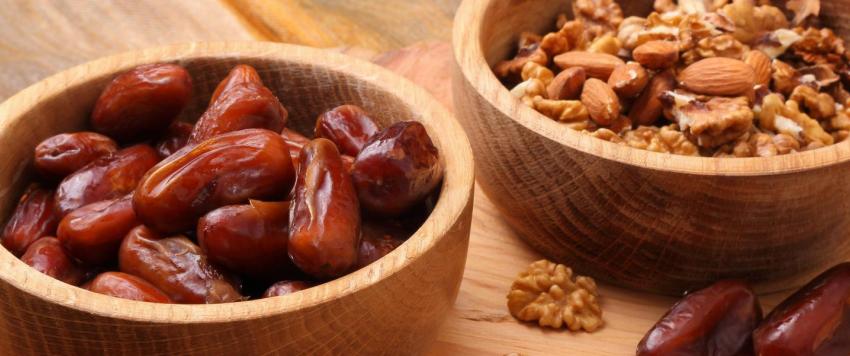 8 فوائد لتناول المكسرات والتمر في رمضان