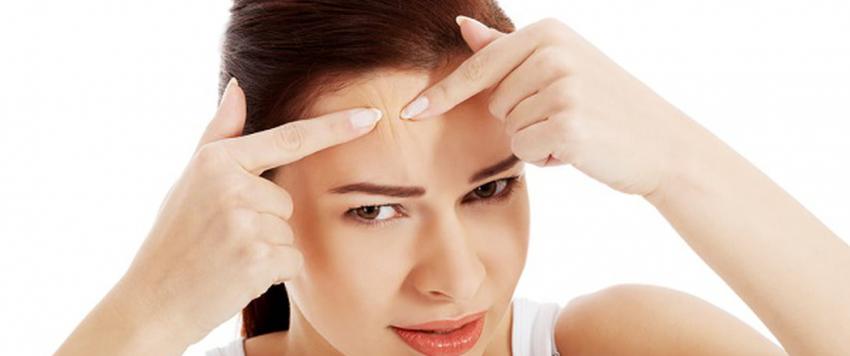 حبوب منطقة خط الشعر.. ما هي وأسبابها وكيف تعالجها؟