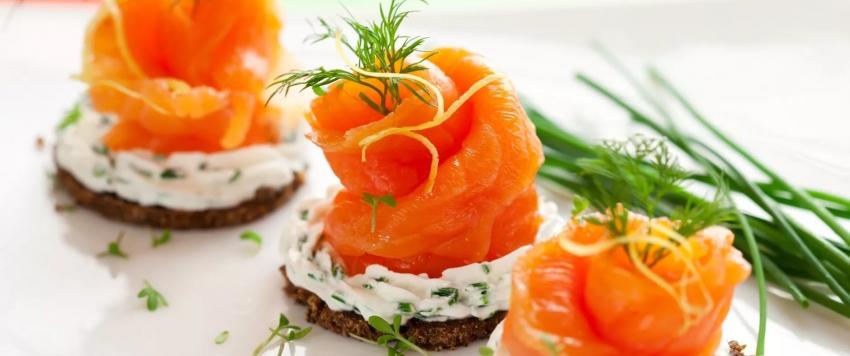 طريقة عمل لفائف السلمون المدخن