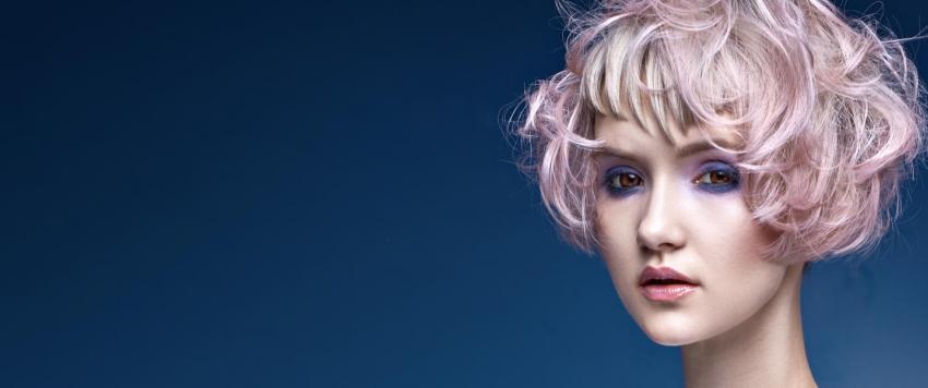 وفقًا لشكل وجهك.. هذه خياراتك في تسريحات الشعر