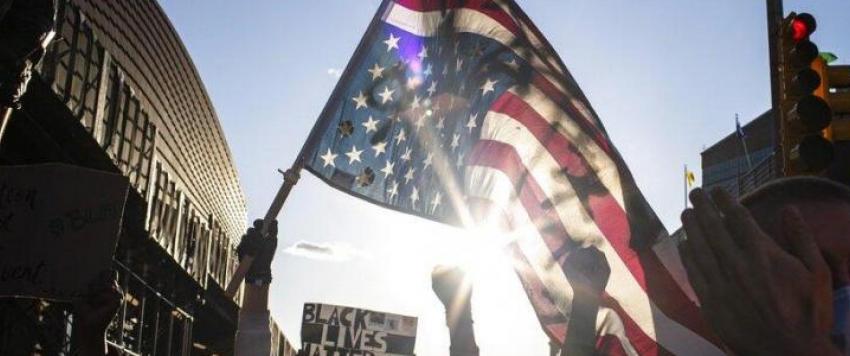 عروسان ينضمان لمظاهرات جورج فلويد الاحتجاجية في فيلادلفيا .. شاهدي