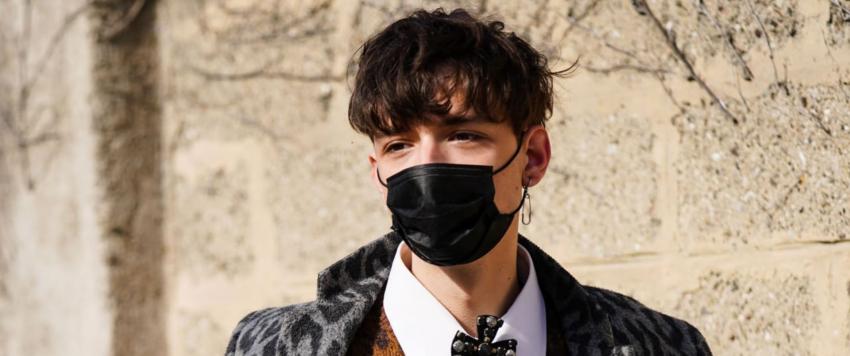 دولتشي أند غابانا تطلق أول عرض أزياء بالكمامات 