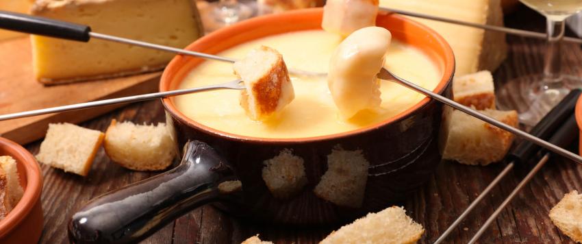 حلوى صيفية لذيذة: فوندو الجبن بالعسل